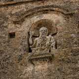 Pi� in alto sono invece presenti cinque statue religiose disposte in piccole nicchie. C�� il Padre Eterno con una lunga barba e la mano destra benedicente...